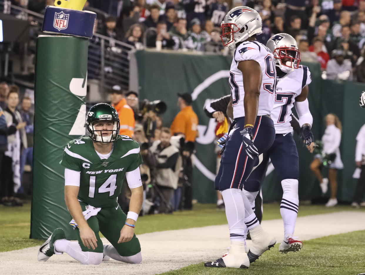 New York Jets quarterback Sam Darnold had a rough game against the Patriots. (Getty Images)