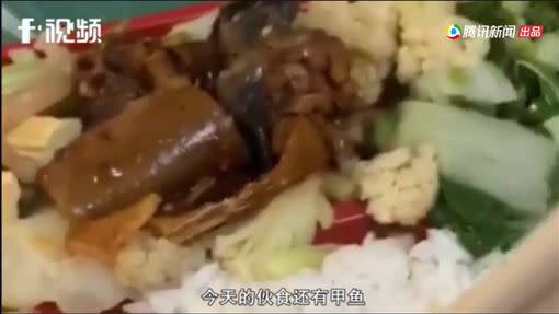 中國醫院便當，提供「甲魚」被中國網友罵翻。（圖／翻攝自微博）