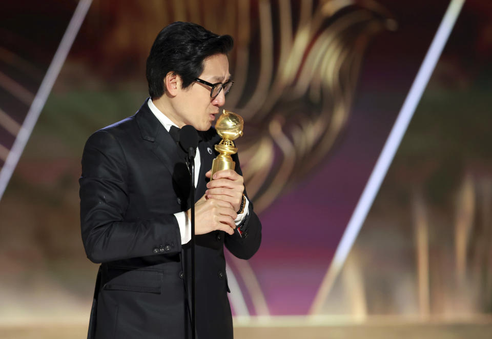 En esta imagen proporcionada por NBC, Ke Huy Quan recibe el premio a mejor actor de reparto por "Everything Everywhere All at Once" en la 80a entrega anual de los Globos de Oro en el Hotel Beverly Hilton el 10 de enero de 2023, en Beverly Hills, California. (Rich Polk/NBC via AP)