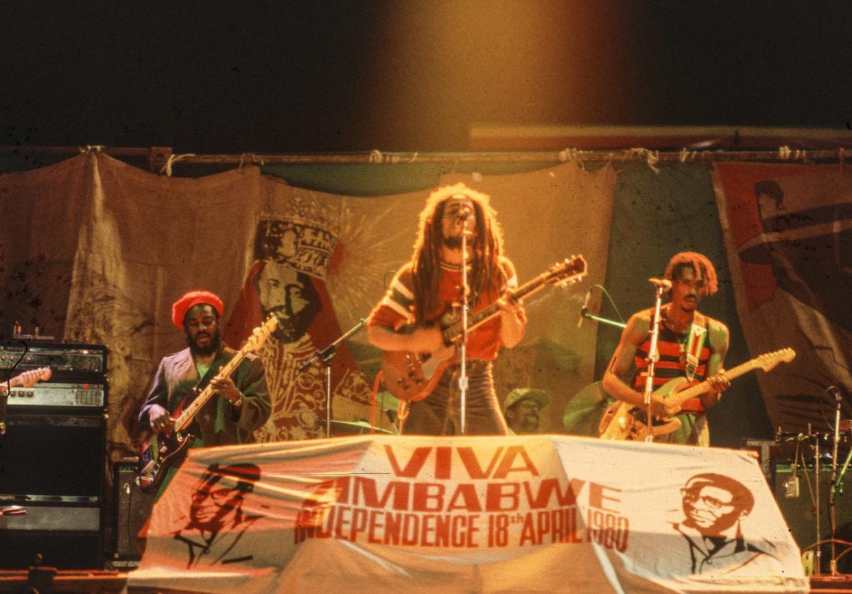 Bob Marley actúa en la celebración de la independencia de Zimbabue en abril de 1980. <a href="https://www.gettyimages.com/detail/news-photo/jamaican-reggae-musician-bob-marley-plays-guitar-as-he-news-photo/1369621696?adppopup=true" rel="nofollow noopener" target="_blank" data-ylk="slk:William F. Campbell/Getty Images;elm:context_link;itc:0;sec:content-canvas" class="link ">William F. Campbell/Getty Images</a>