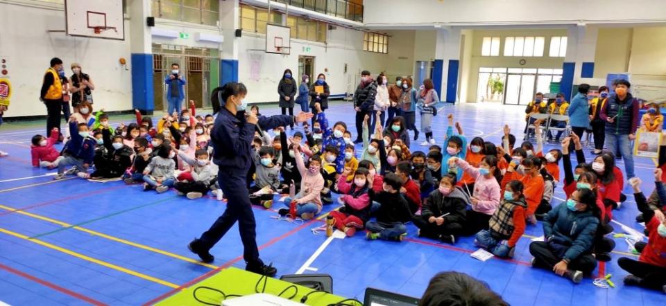 派出所女警到中山國小校園，向小學童宣導反毒。（記者張上耕翻攝）