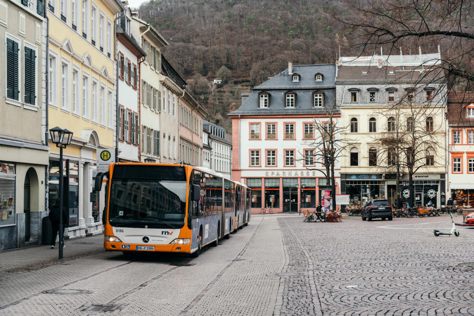 Autobuses eléctricos públicos en una zona histórica de Heidelberg, Alemania, el 4 de febrero de 2021. (Felix Schmitt/The New York Times)