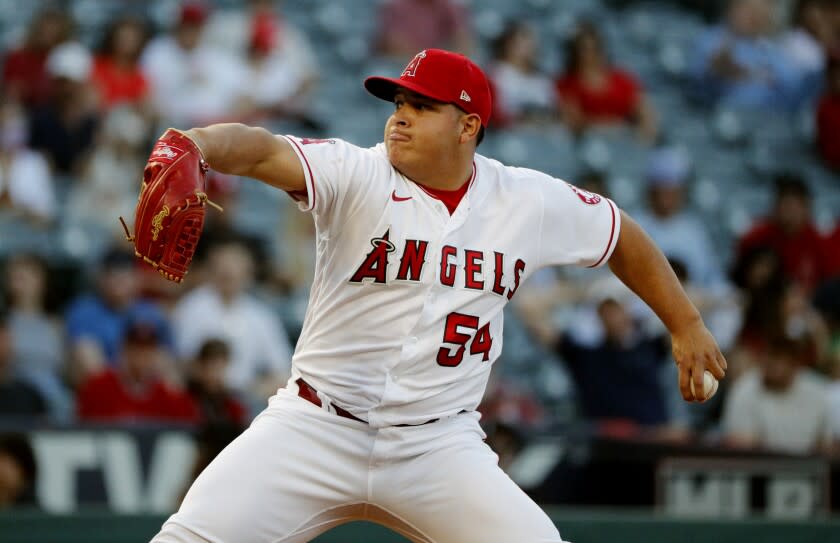 ANAHEIM, CA - AUGUST 16 2022: Los Angeles Angels starting pitcher Jose Suarez (54) pitches against the Seattle Mariners in the first inning at Angel Stadium on August 16, 2022 in Anaheim, California.(Gina Ferazzi / Los Angeles Times)