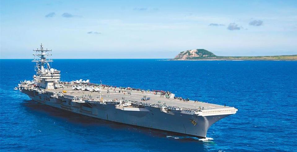 美國海軍「雷根號」核動力航母打擊群離開日本橫須賀港的檔案照。（摘自美國海軍印太司令部官網）