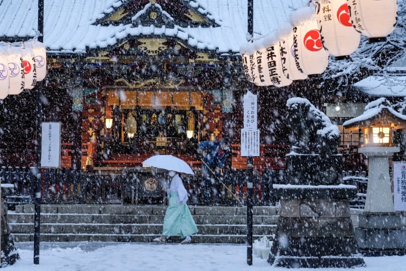 <cite>2022年1月6日，東京一處神社降下白雪。（美聯社）</cite>