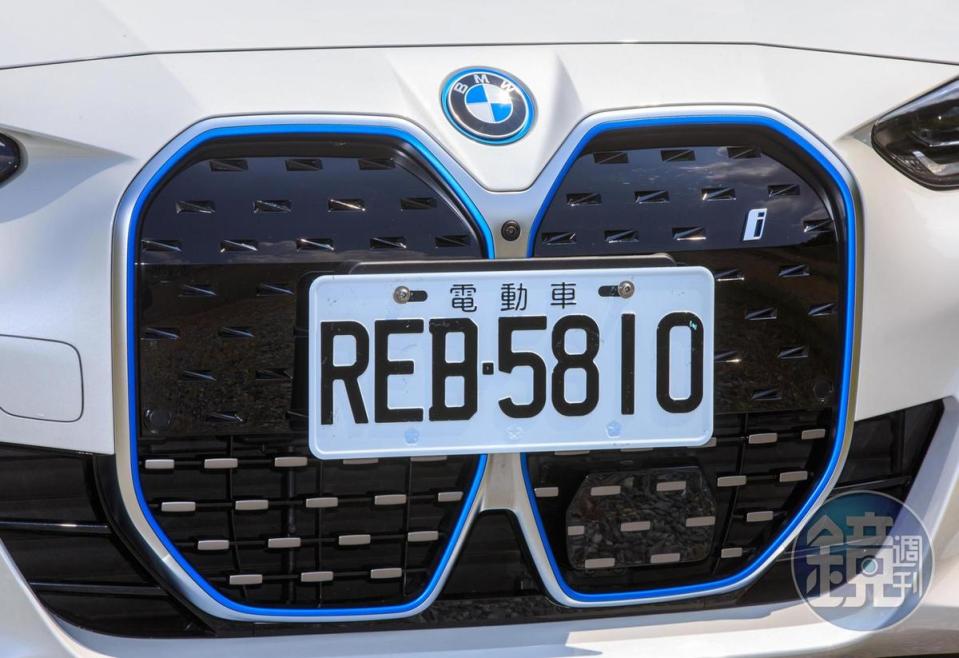 i4 eDrive40採用電動車型專屬的全新封閉式雙腎型水箱護罩（內部整合ADAS感測器）與BMW i藍色飾條。