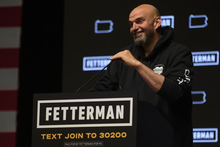 El candidato demócrata al Senado, John Fetterman, habla a sus partidarios durante una fiesta de la noche electoral en StageAE el 9 de noviembre de 2022 en Pittsburgh, Pennsylvania.