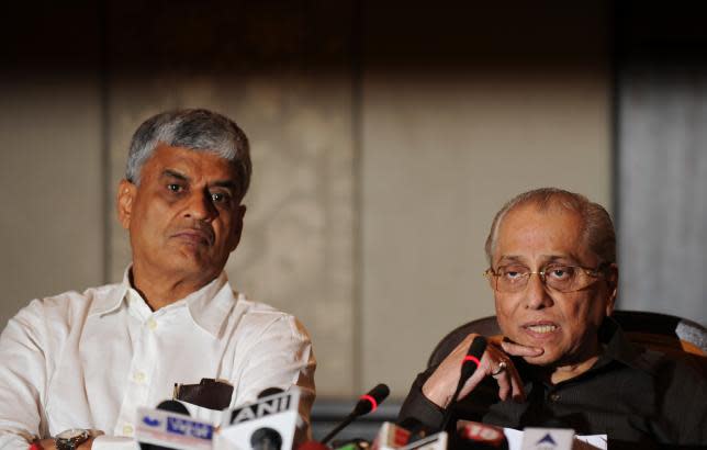 Jagmohan Dalmiya (R), along with BCCI secretary Sanjay Patel addresses a press conference.