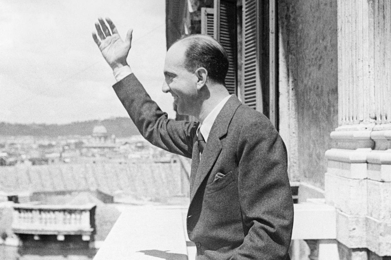 Image: Italian King Umberto II of Savoy greets the crowd gathered on Piazza del Quirinale in Rome in 1946. (Mondadori Portfolio / Mondadori Portfolio / Getty Images)