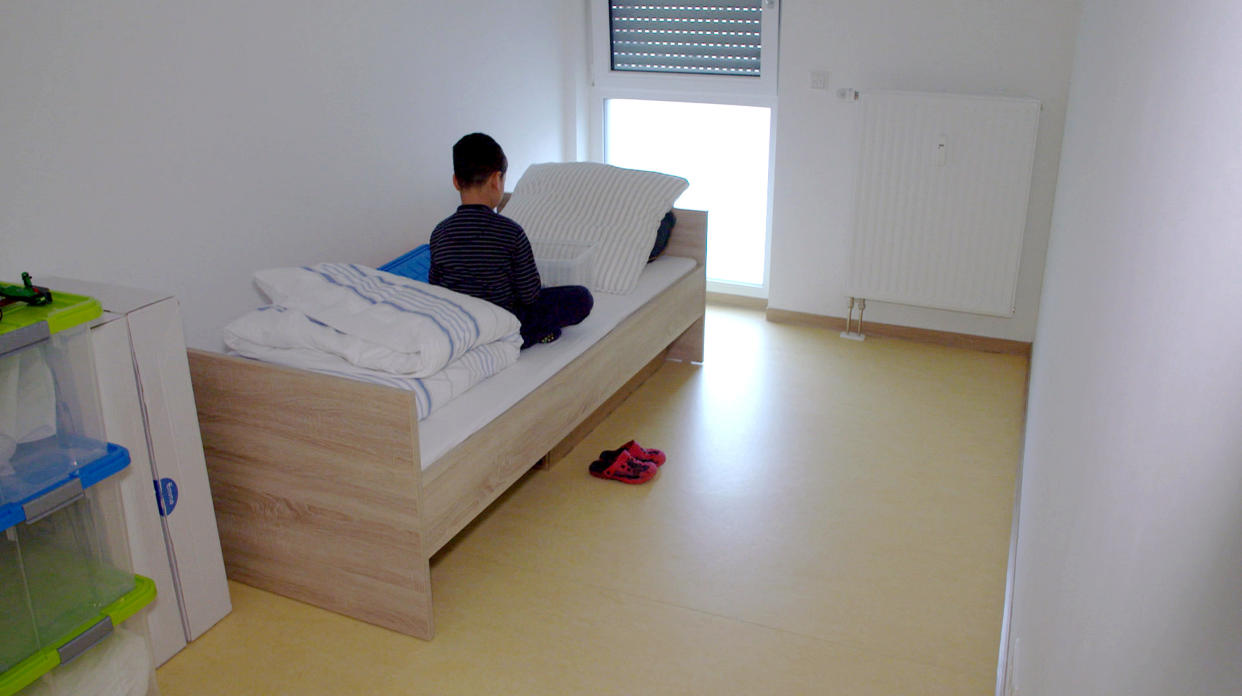 Junge in einer Notunterkunft für wohnungslose Familien in München Foto: rbb/Lona•media/Jochen Scheid