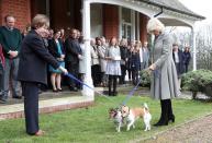 Die britischen Royals gelten generell als große Tiernarren. Camilla, Duchess of Cornwall und Frau von Prinz Charles, verbringt einen Großteil ihrer Freizeit in Begleitung ihrer Hunde Beth und Bluebell. (Bild-Copyright: The Royal Familiy/Facebook)