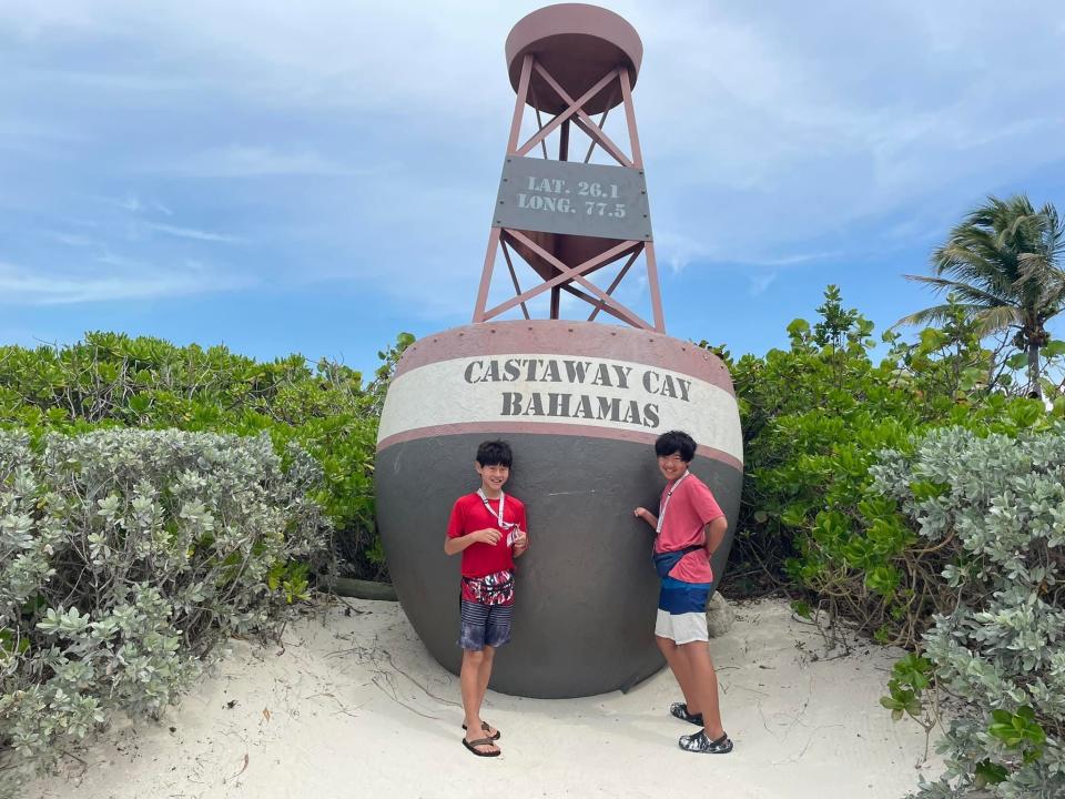 kids standing in front of castaway cay sign on castaways cay disney island