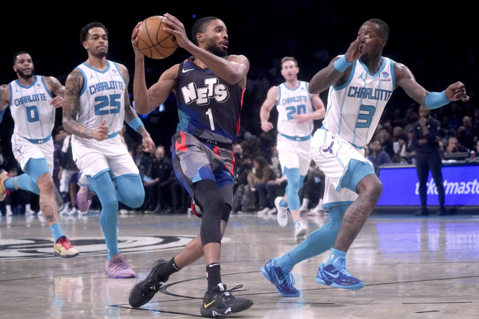 Brooklyn Nets' forward Mikal Bridges, center, drives to the basket during an NBA basketball game against the Charlotte Hornets, Thursday, Nov. 30, 2023, in New York. (AP Photo/Bebeto Matthews)