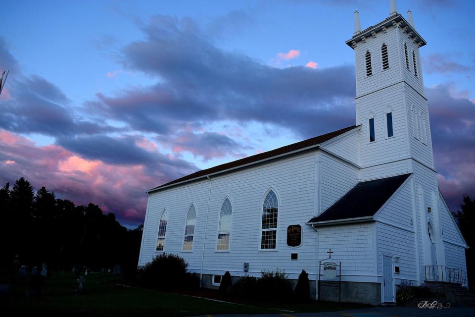 St. Paul's Anglican Church was built by Samuel Bacon in 1822. Its first service was held on Christmas Day of 1823. 