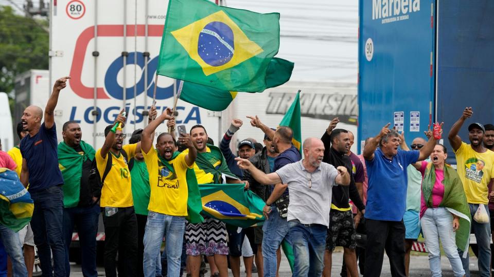 Überall in Brasilien protestieren Bolsonaro-Anhänger und fordern das Eingreifen des Militärs. 