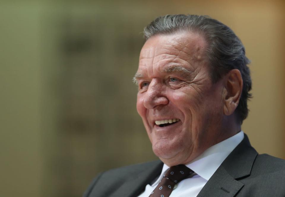 Im Sommer 1998, als Gerhard Schröder noch niedersächsischer Ministerpräsident war, stattete der Politiker "Gute Zeiten, schlechte Zeiten" einen Besuch ab. Kurz vor der 1.500. Folge und dem dazugehörigen Jubiläum hatte er ganze fünf Sätze zu sagen. (Bild: Sean Gallup/Getty Images)