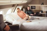 <p>Progettate dal designer francese di yacht di lusso Jean-Jacques Coste, le suite della prima classe di Singapore Airlines sono state inaugurate e premiate dalla compagnia aerea nel 2007. Coppie in posa per selfie con Champagne (Krug o Dom Perignon), infilate nei loro letti matrimoniali (due suite, in coppia) a 38.000 piedi d’altezza. Altro che low cost! </p>