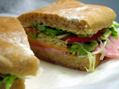 <b>Sándwich.</b> Se cuenta que <b>J. Montagu, cuarto conde de<em> Sandwich</em></b>, era un tahúr empedernido, a tal grado que para no levantarse de la mesa durante las partidas y evitar ensuciar las cartas con los dedos, gustaba de comer emparedados (prácticos y limpios), logrando así la inmortalidad gastronómica. A este noble, tan asociado a la comida, también deben su nombre las islas Sandwich, curiosamente descubiertas por el explorador James Cook (“cook” es cocinero en inglés).