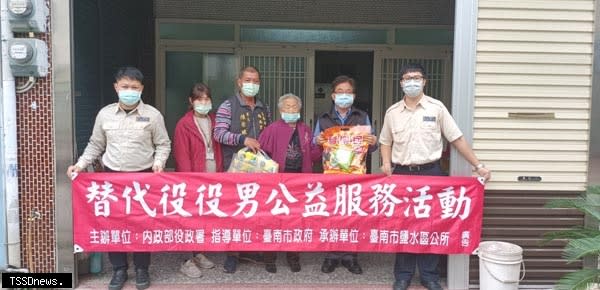 鹽水區長姜家彬與橋南里長陳榮斌帶領替代役役男參與公益服務活動，協助清潔獨居長者居家環境並送上慰問品。（記者李嘉祥攝）