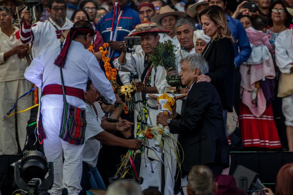 Presidente Andr & # xe9;  s manuel ló  pez Obrador, a la derecha, durante una ceremonia de apertura en 2018 en México.
