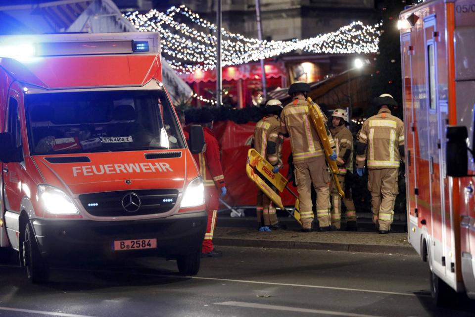 Agentes policiales y de rescate atienden a las víctimas del atropello.