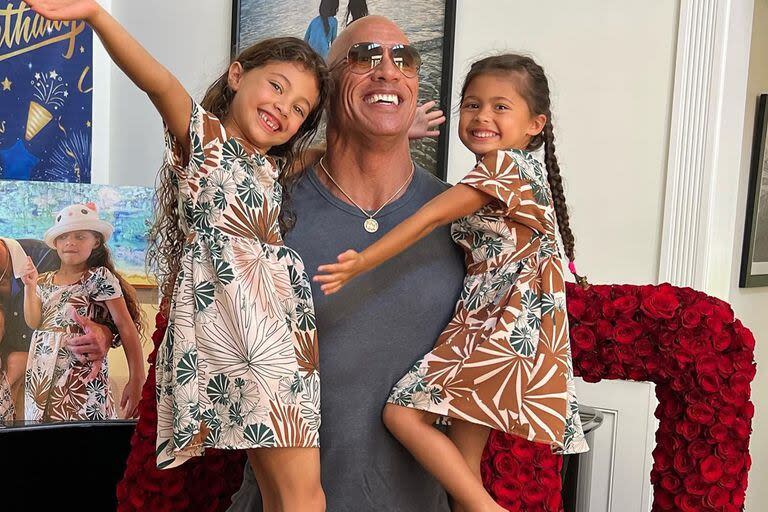 Dwayne Johnson junto a su hija Tiana, de 4 años y Jasmine, de 6.