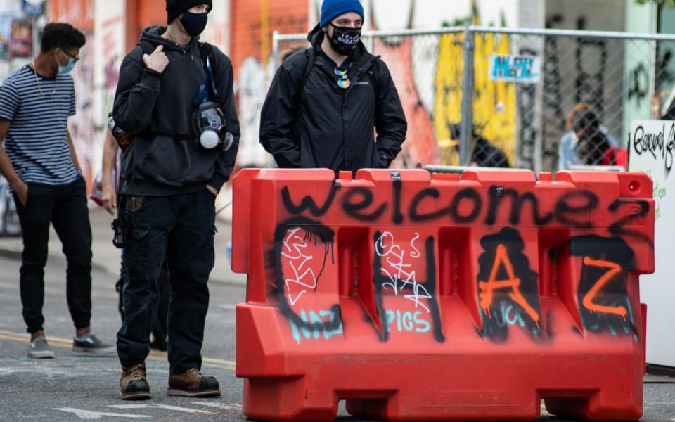 Protesters stand at the entrance to the CHAZ - Anadolu Agency 