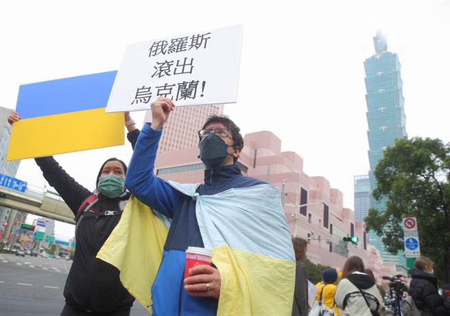 在台灣的烏克蘭人、俄羅斯人、波蘭人等歐洲民族25日聚集在莫北協駐台代表處前，表達反戰要和平等訴求，並有人高舉「俄羅斯滾出烏克蘭」的標語聲援烏克蘭人民。（張鎧乙攝）