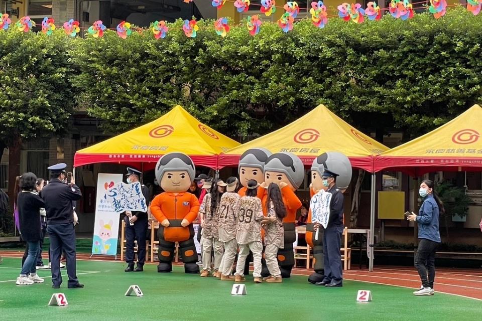 懷生國中前身為空軍子弟學校，因紀念黑貓中隊飛行官陳懷生烈士而得名，空軍寶寶也校慶在園遊會當天帶來可愛表演（永慶房產集團提供）