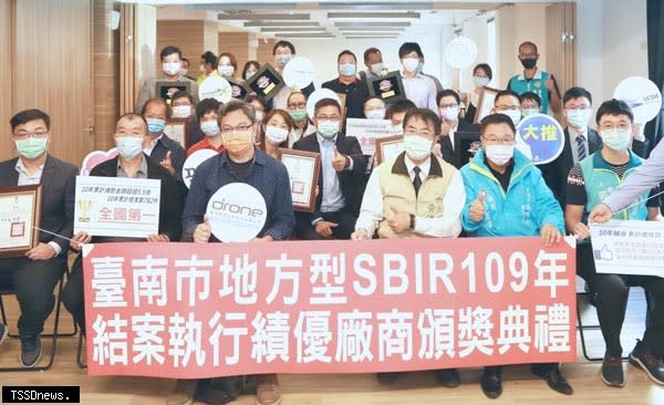 南市長黃偉哲頒獎給14家SBIR結案執行績優績優廠商，肯定在地廠商投入創新研發並拓展國際，深化產業競爭力。（記者李嘉祥攝）