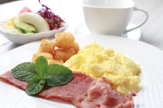  健康早餐是一日活力泉源，民宿供應的西式養生早餐採用在地新鮮蔬果搭配咖啡、果汁，非常美味。 