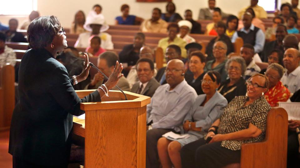 Valarie Walker Houston speaks during a tribute to Mildred Bennett Foster held in 2014 at First Missionary Baptist Church in Winter Haven. Foster, a longtime music teacher, died recently at age 83.