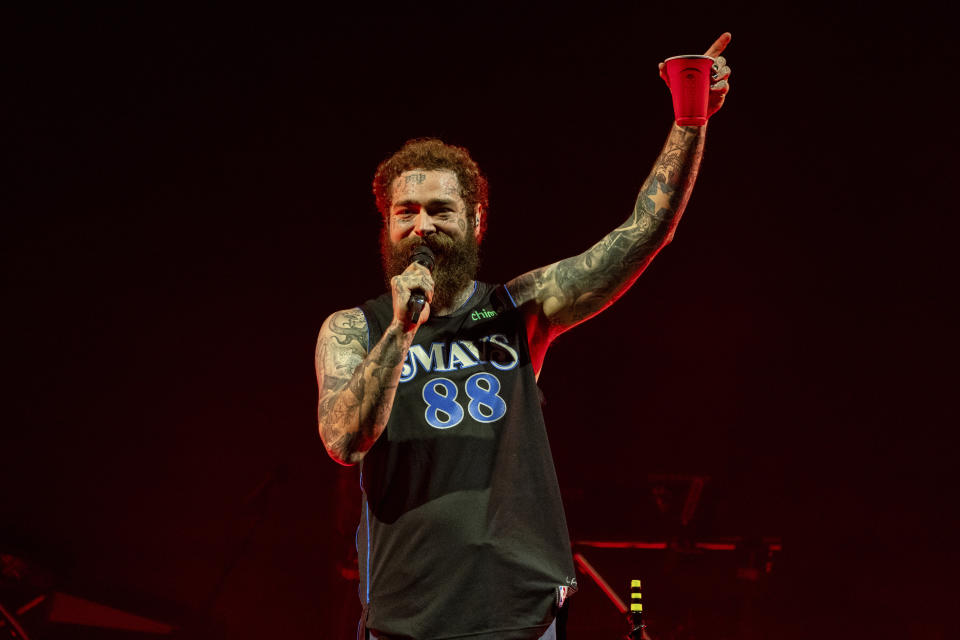 Post Malone durante su presentación en el Bonnaroo Music & Arts Festival el viernes 14 de junio de 2024, en Manchester, Tennessee. (Foto Amy Harris/Invision/AP)