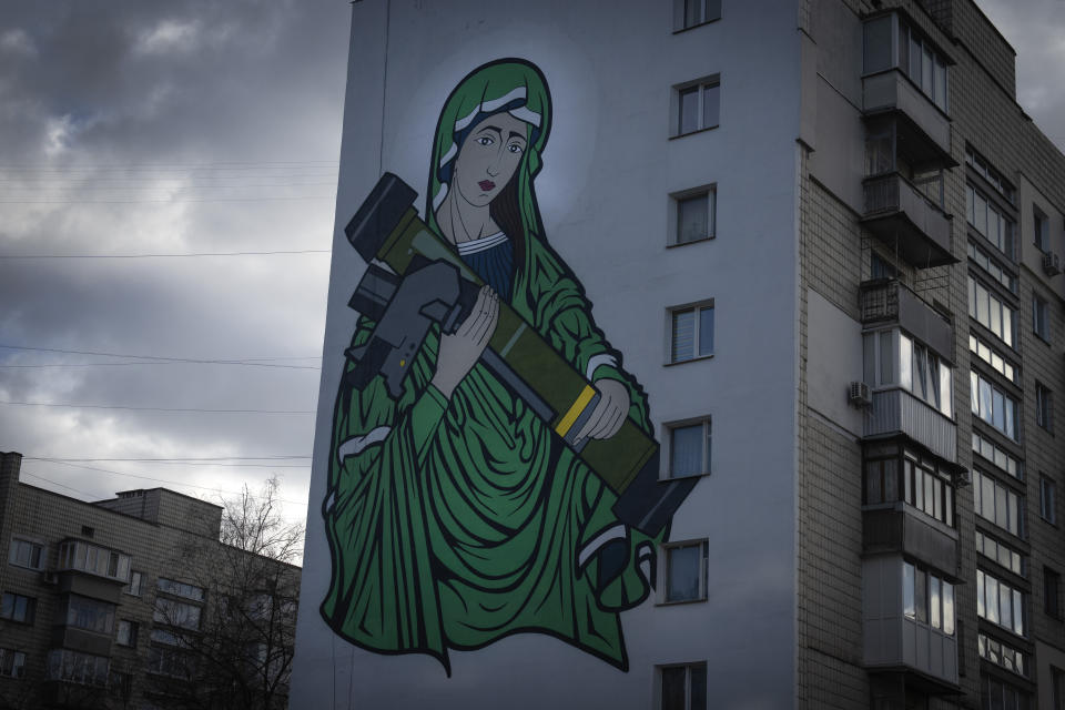 Un mural sobre la pared de un edificio muestra a San Javelin, un meme de internet meme y un persona ficticio que recuerda a un santo que lleva en brazos un arma antitanque FGM-148 Javelin utilizada por el ejército ucraniano contra Rusia, en Kiev, Ucrania, el 2 de febrero de 2024. San Javelin es un símbolo de la resistencia ucraniana frente a la invasión rusa. (AP Foto/Efrem Lukatsky)