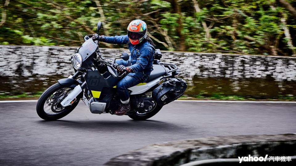 高重心、高視野與較為正立的騎姿，Norden 901有著ADV車款特色騎乘感的同時，舒適性與靈活度也相當優異而近乎中排量入門車款。