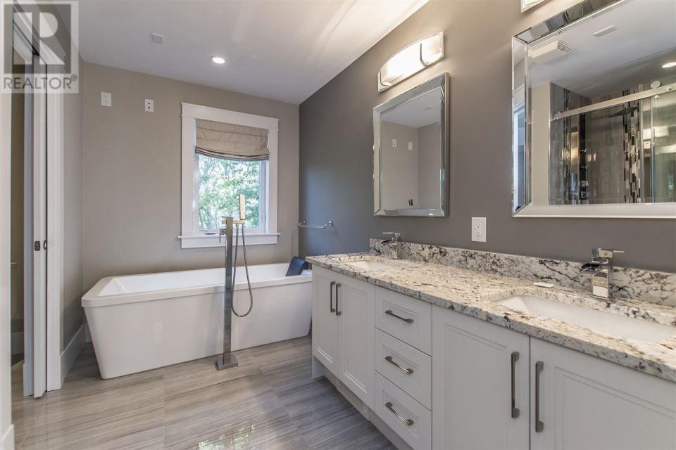 <p><span>5826 Fays Lane, Halifax, N.S.</span><br> The master bedroom has a large soaker tub, giving it a spa-like feel.<br> (Photo: Zoocasa) </p>