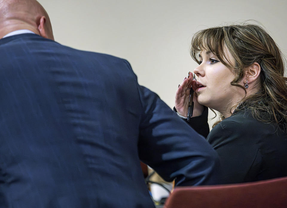 Hannah Gutierrez-Reed, armera de la película "Rust", a la derecha, habla con su abogado Jason Bowles durante su juicio por homicidio involuntario el martes 5 de marzo de 2024, en la Corte Judicial del Primer Distrito en Santa Fe, Nuevo México. (Jim Weber/Santa Fe New Mexican vía AP, Pool)