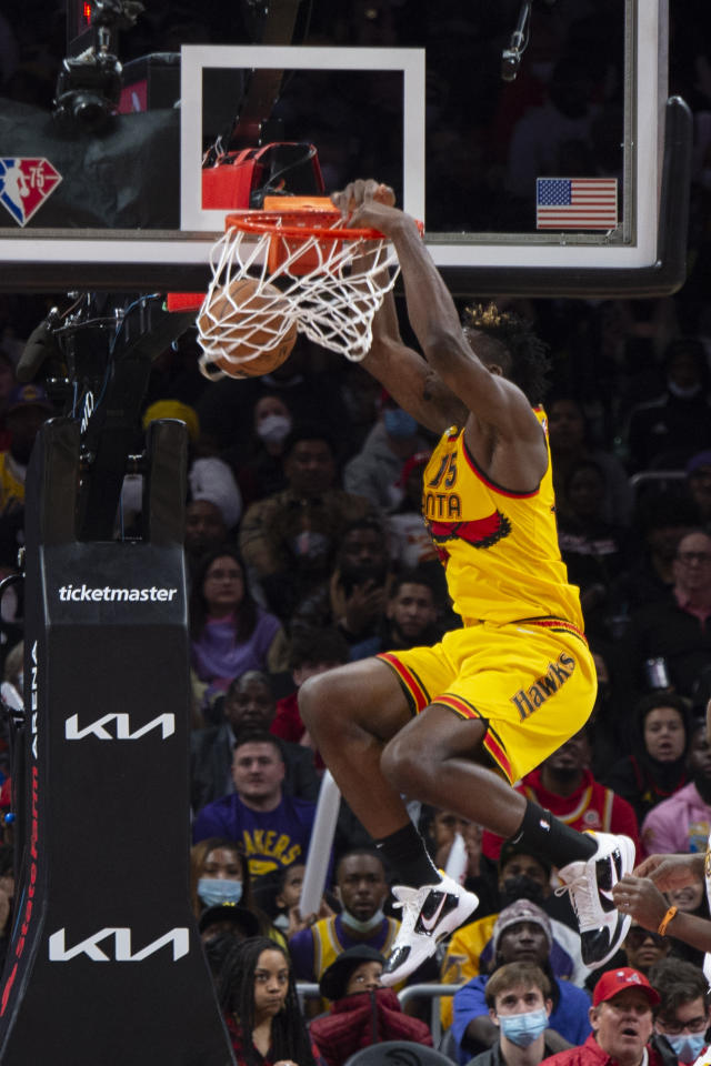 Young's 36 points help streaking Hawks drop Lakers