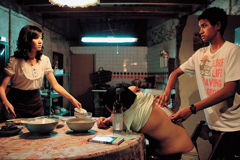 《黛比的幸福生活》描述周幼婷（左）飾演的印尼新娘嫁來台灣後，與丈夫及收養的兒子（右）3人一起的生活。（緯來提供）