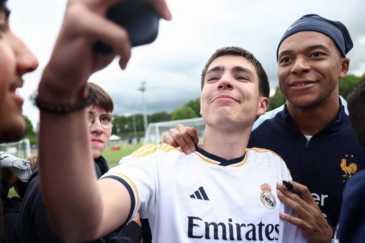 Kylian Mbappé se toma fotografía con fan del Real Madrid tres días antes de que su pase fuera oficial. (FRANCK FIFE / AFP) 