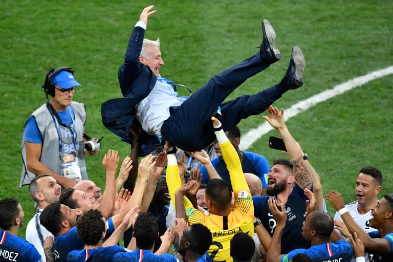 <p>LA FRANCE EST CHAMPIONNE DU MONDE ! Didier Deschamps est porté aux nues. </p>