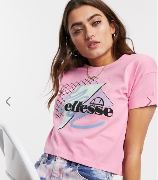 <a href="https://www.asos.fr/ellesse/ellesse-t-shirt-crop-top-effet-decoupe-a-imprime-vintage/prd/14528250?clr=rose&colourWayId=16623297&SearchQuery=tee%20shirt%20vintage" rel="nofollow noopener" target="_blank" data-ylk="slk:Acheter;elm:context_link;itc:0;sec:content-canvas" class="link ">Acheter</a><br><a href="https://www.elle.fr/Mode/Dossiers-mode/5-tendances-a-shopper-tout-de-suite-sur-Asos#xtor=AL-541" rel="nofollow noopener" target="_blank" data-ylk="slk:Voir la suite des photos sur ELLE.fr;elm:context_link;itc:0;sec:content-canvas" class="link ">Voir la suite des photos sur ELLE.fr</a>