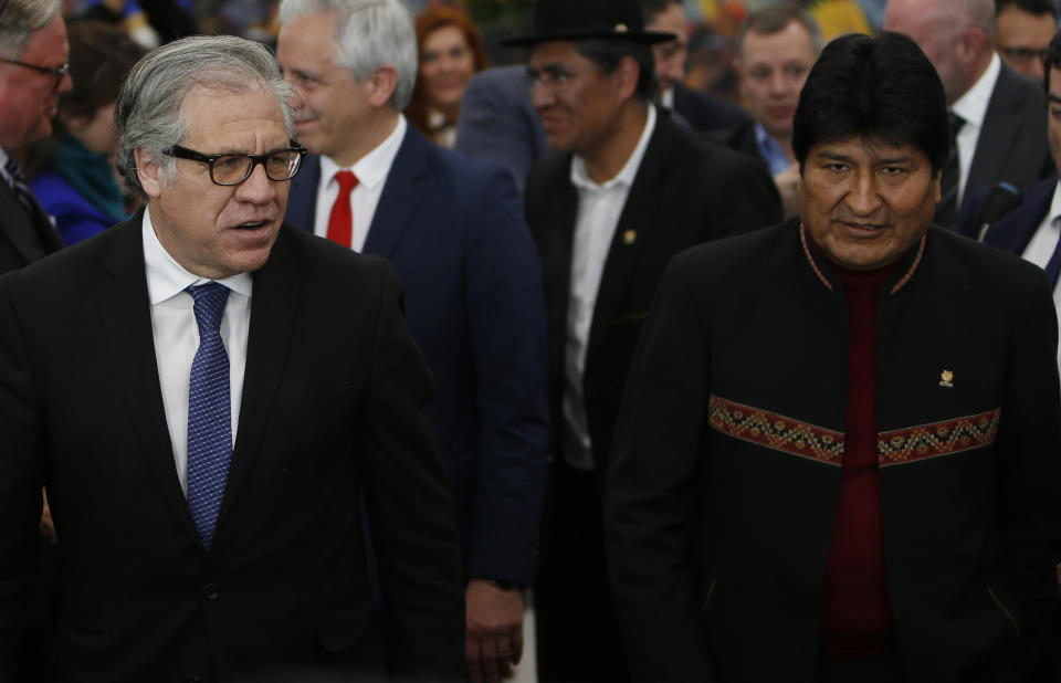 El secretario general de la Organización de Estados Americanos, Luis Almagro, a la izquierda, y el presidente de Bolivia, Evo Morales, salen después de entregar una declaración conjunta en el palacio de gobierno en La Paz, Bolivia, el viernes 17 de mayo de 2019. (AP Foto / Juan Karita)