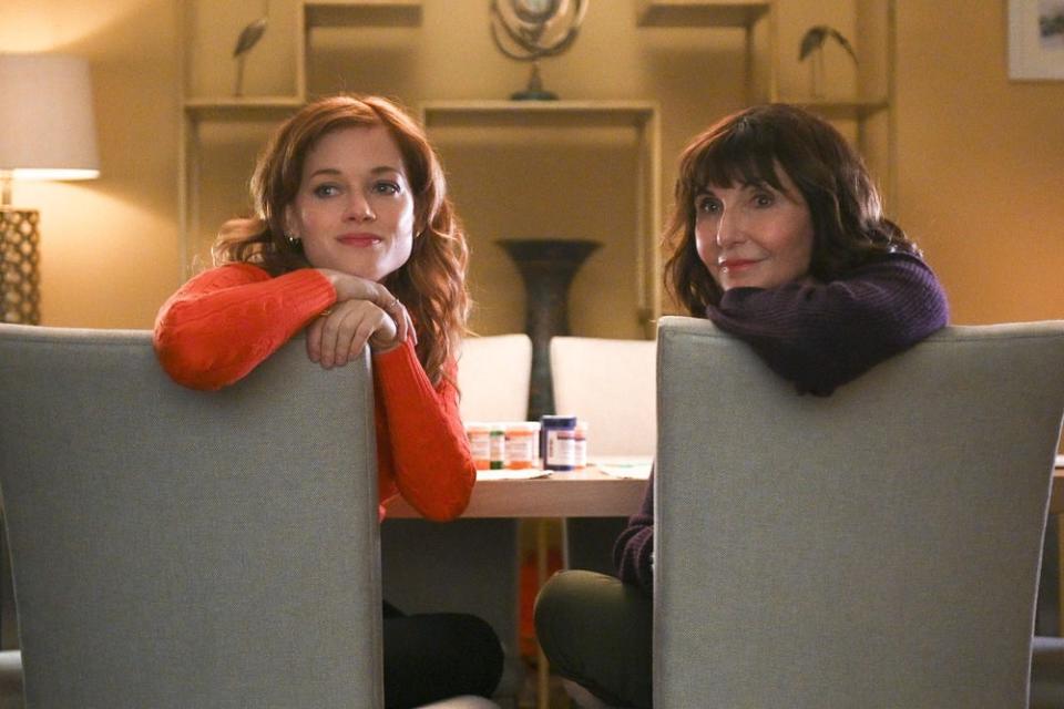 Jane Levy and Mary Steenburgen in Zoey's Extraordinary Playlist