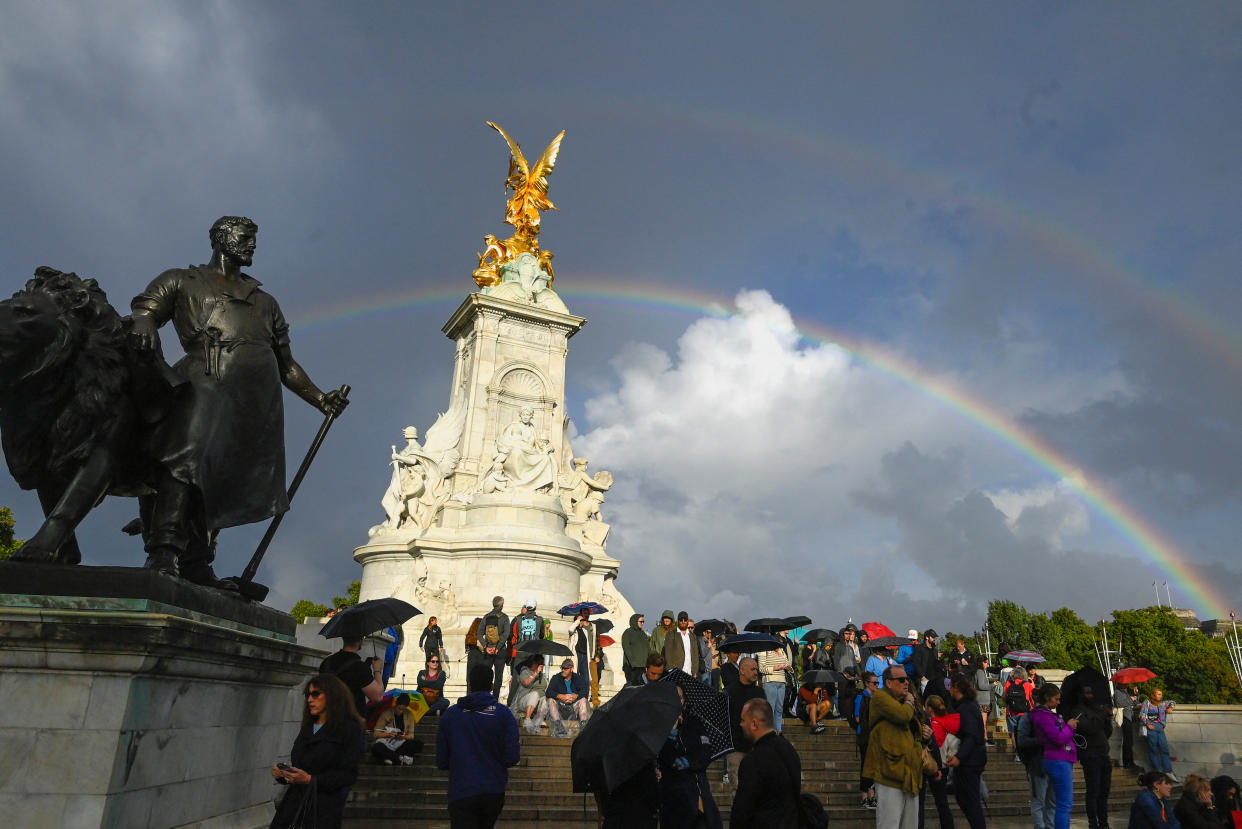 People look towards Buckingham Palace 