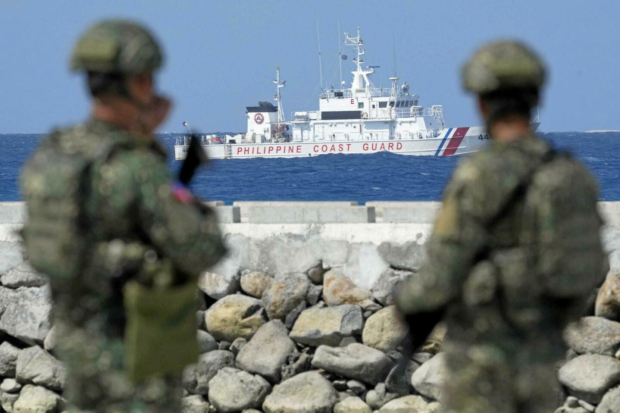 Soldats philippins sur l'île de Pag-asa, surveillant un navire garde-côte.  - Credit:Aaron Favila/AP/SIPA / SIPA / Aaron Favila/AP/SIPA