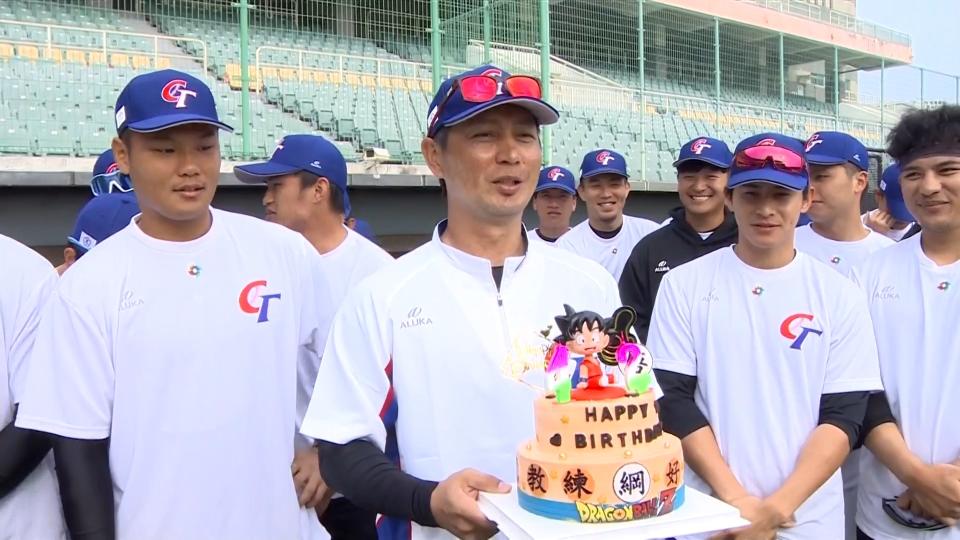 中華隊訓練時，隊員幫首席教練高志綱慶生。（圖／東森新聞）