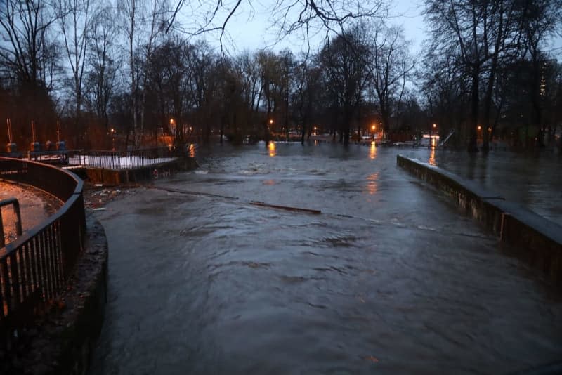 The castle pond in Chemnitz is flooded. Wood collected in front of a gate valve, which the THW removed with the help of an excavator. The flood situation has worsened in parts of Saxony. Erik Hoffmann/dpa