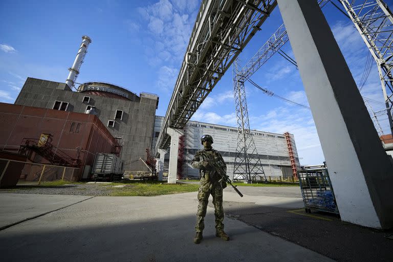 Un soldado ruso monta guardia en un área de la planta nuclear de Zaporiyia, Ucrania, en territorio bajo control ruso, el 1 de mayo de 2022. (AP Foto)