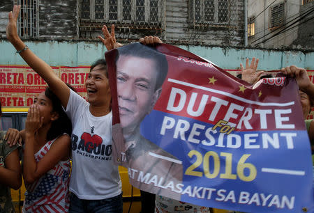 Supporters chant slogans as the motorcade of presidential candidate Rodrigo "Digong" Duterte passes by during election campaigning in Malabon, Metro Manila in the Philippines April 27, 2016. REUTERS/Erik De Castro